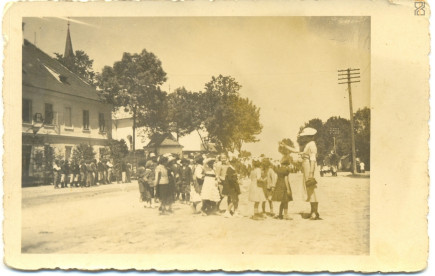 Falukép gyerekekkel