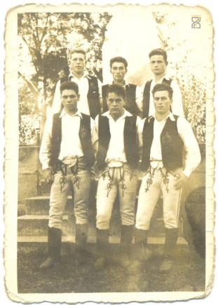 Csoportkép legényekkel