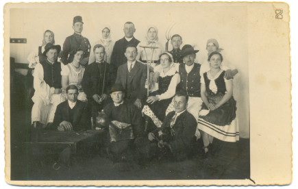 Színdarabos csoportkép - A falu rossza