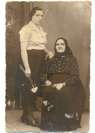 Gothár Lászlóné és édesanyja