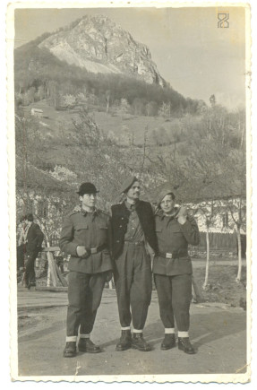 Katonakép, jobb szélen Kecskés Imre