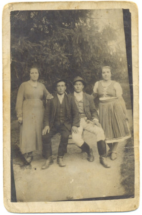 Páros csoportkép, jobb szélén Urkon Mátyás és felesége, 1934