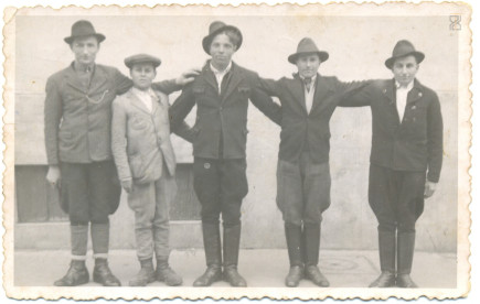 Legényes csoportkép