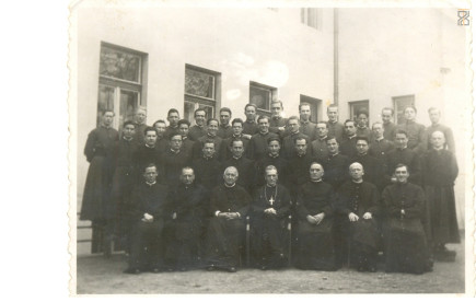 Papi csoportkép Márton Áron püspökkel