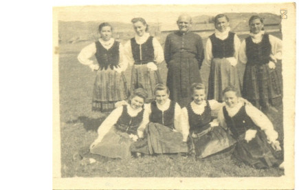 Csoportkép Gál Gyula plébánossal