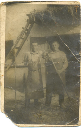 Etetés közben - balról Dánél Ádám