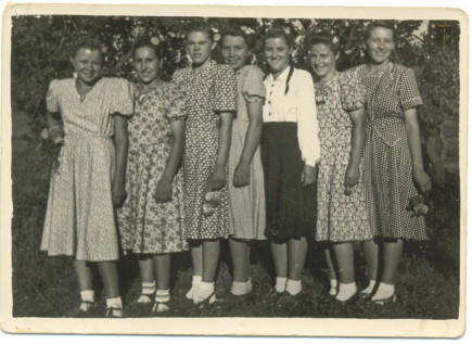 Női csoportkép - Salamon Erzsébet és társai