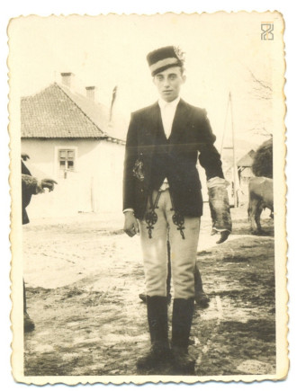 Both János farsangkor, karján kürtőskalács