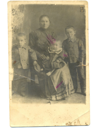 Boga Józsefné szül.Kovács Borbála három gyermekével - 1918