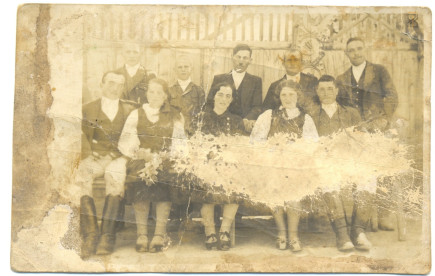 Csoportkép Bartha Ádám kapujában - 1937