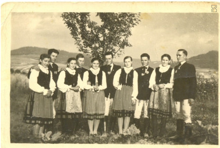 Csoportkép népviseletben - Keresztes Andor és társai