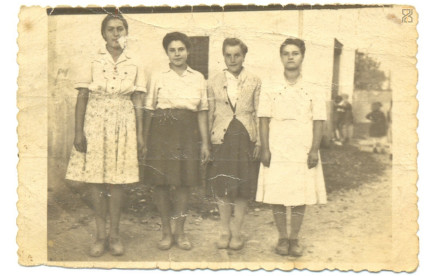 Lányok a templomkertben