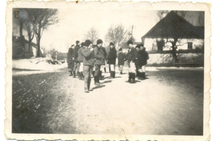 Téli falukép gyerekekkel