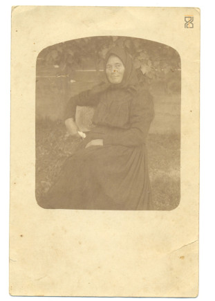 Név nélküli asszony ülő portréja