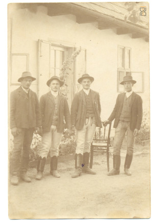 Csoportép, középen Miklós Ferenc - 1930 körül