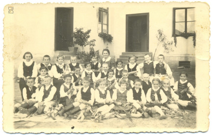 Kukoricafosztó az iskola udvarán